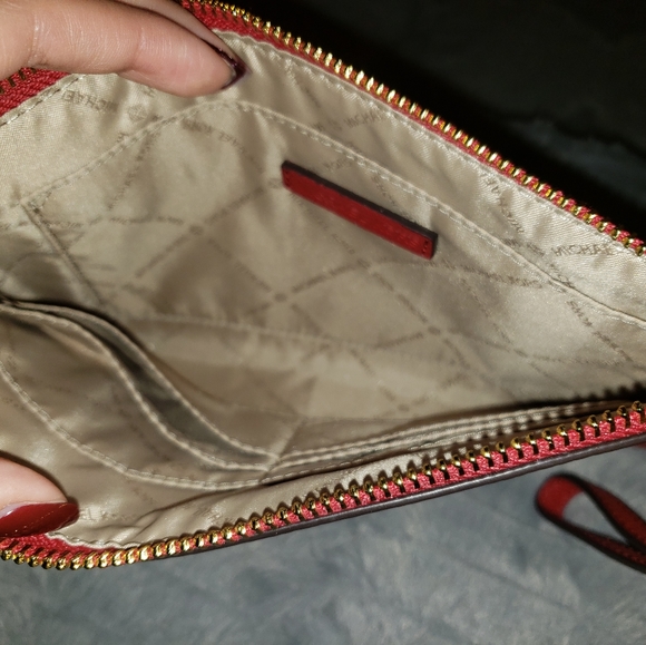 MICHEAL KORS JET SET CLUTCH - Picture 3 of 9